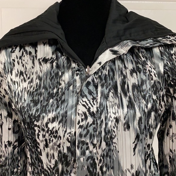 Julia Lane black & white animal pattern reversible jacket -Size Medium - Picture 10 of 16